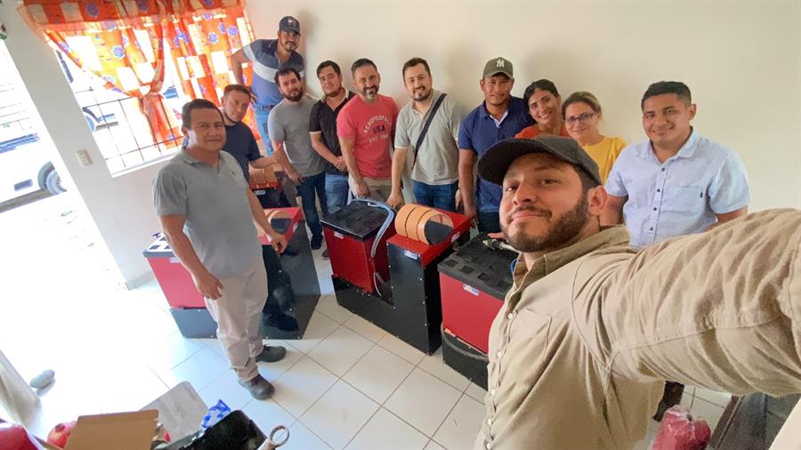 Grupo de capacitación junto a tres máquinas de recarga