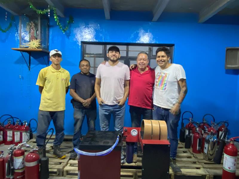 Taller con tarimas de extintores listos para dar servicio