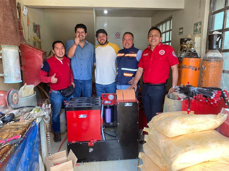 Equipo de taller junto a la máquina, tanques de nitrógeno y sacos de polvo químico