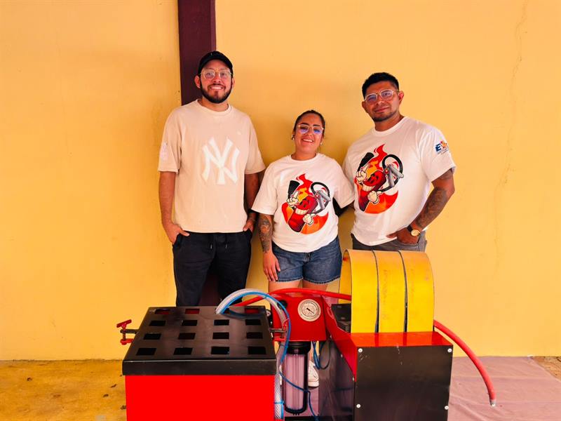 Tres socios junto a su máquina de recarga