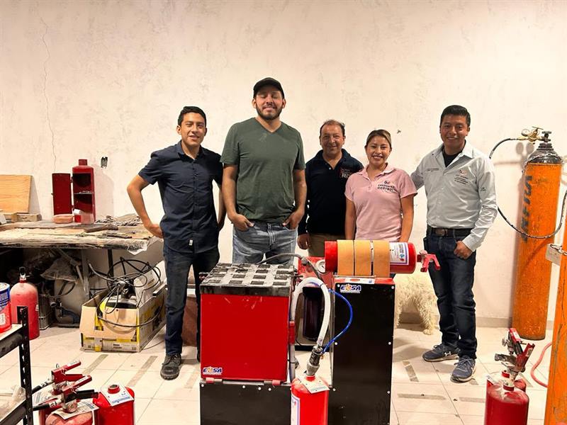 Taller montado con la máquina de recarga y extintores en proceso